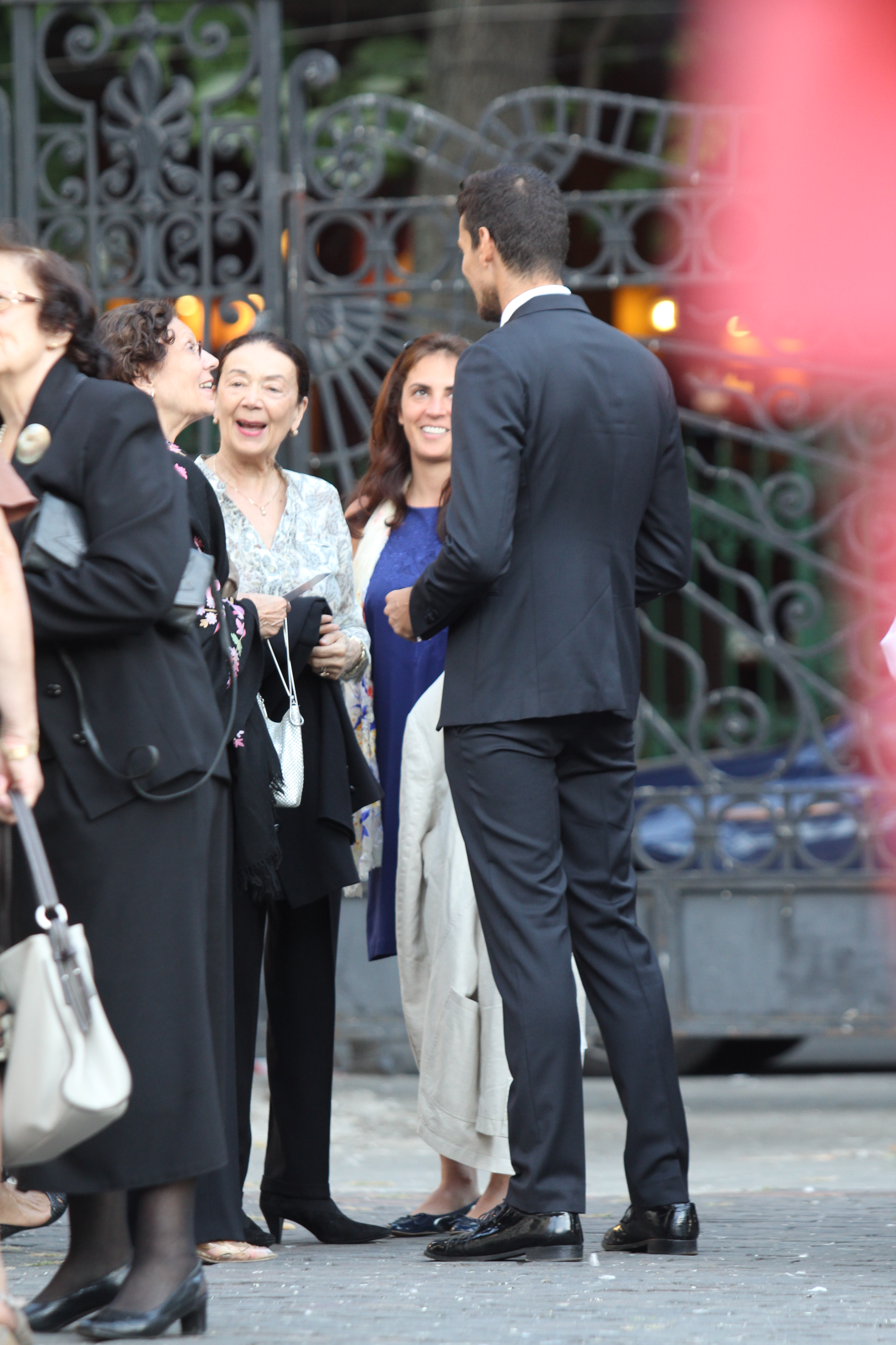 Imbracat la costum, actorul este de nerecunoscut