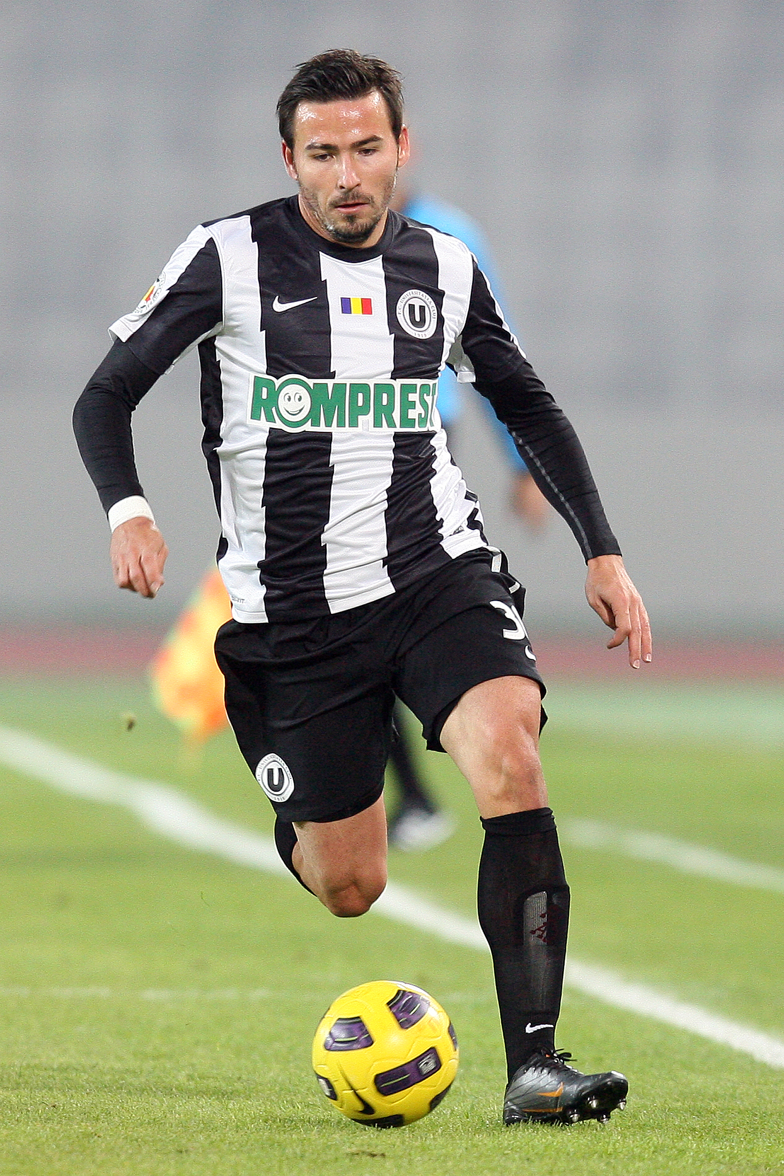 Pentru ca nu are un mostenitor, Adi ii cumpara fiicei sale echipamente sportive