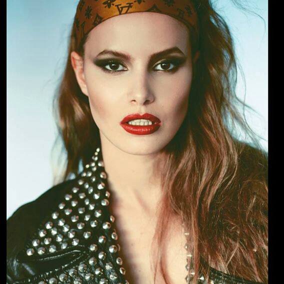 Cateva luni dupa castigarea concursului, Emma era aproape de nerecunoscut