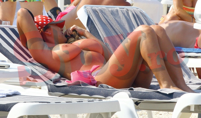 La momentul potrivit, Roxana a renuntat la sutien, dar nu si la sapca