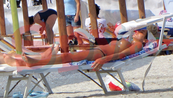 Mandra de achizitiile ei, Margherita s-a prajit toata vara la soare, iar sanii au fost centrul atentiei