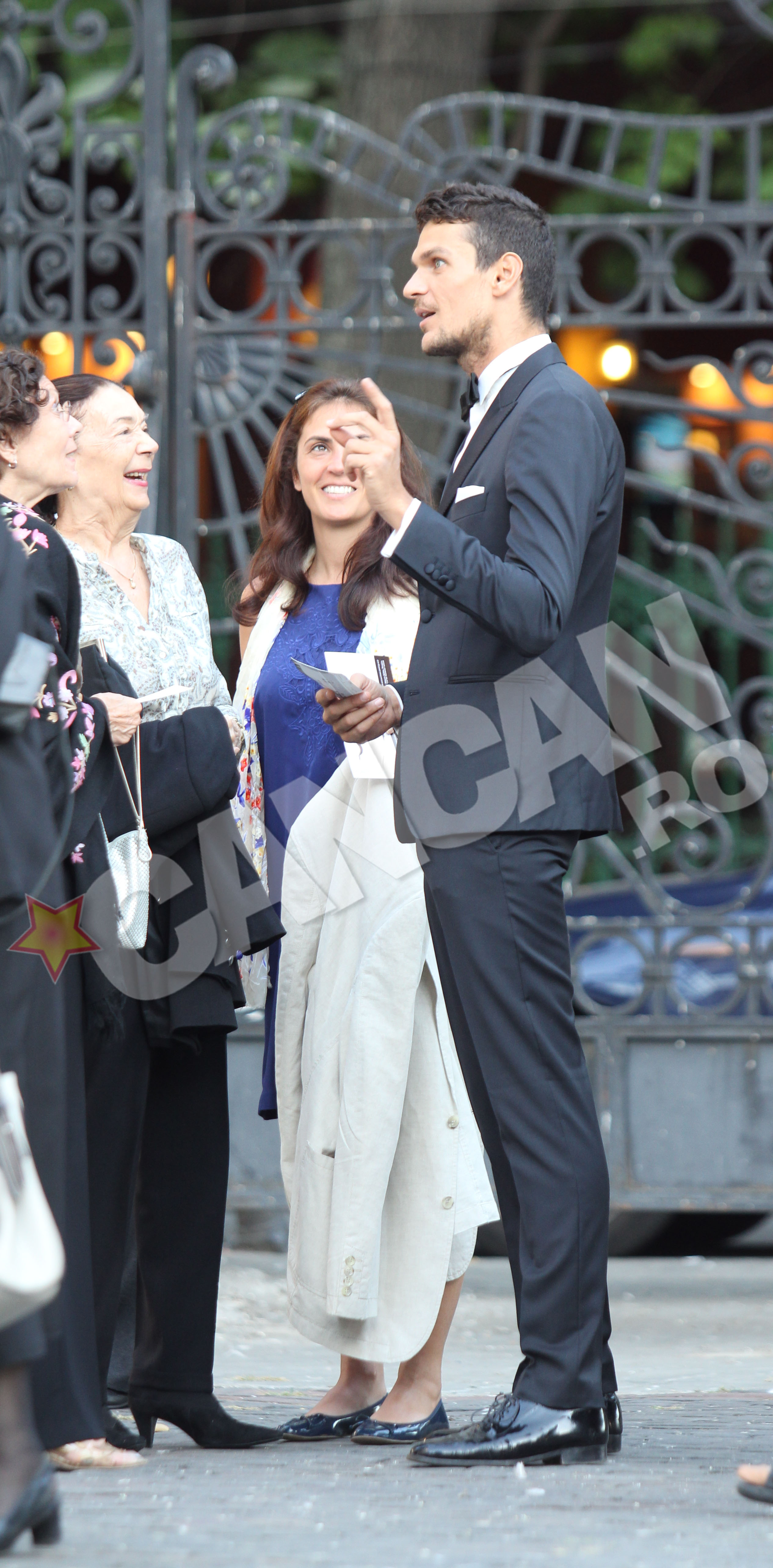 Doamnele nu l-au scapat din ochi pe Chirila cel tras la costum