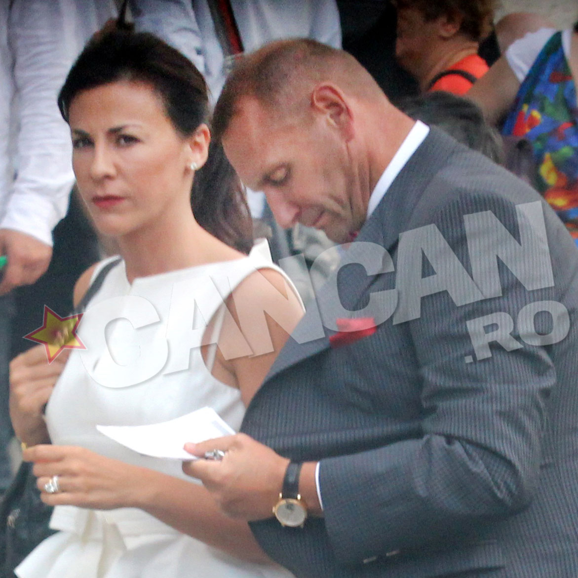 Semnele de pe gatul omului de afaceri ii arata varsta si interventiile