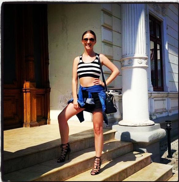 Adela Popescu intr-un maieu cu dungi