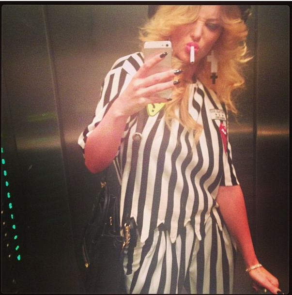 Delia a ales un outfitt comple, care o aseamana cu zebra din Madagascar