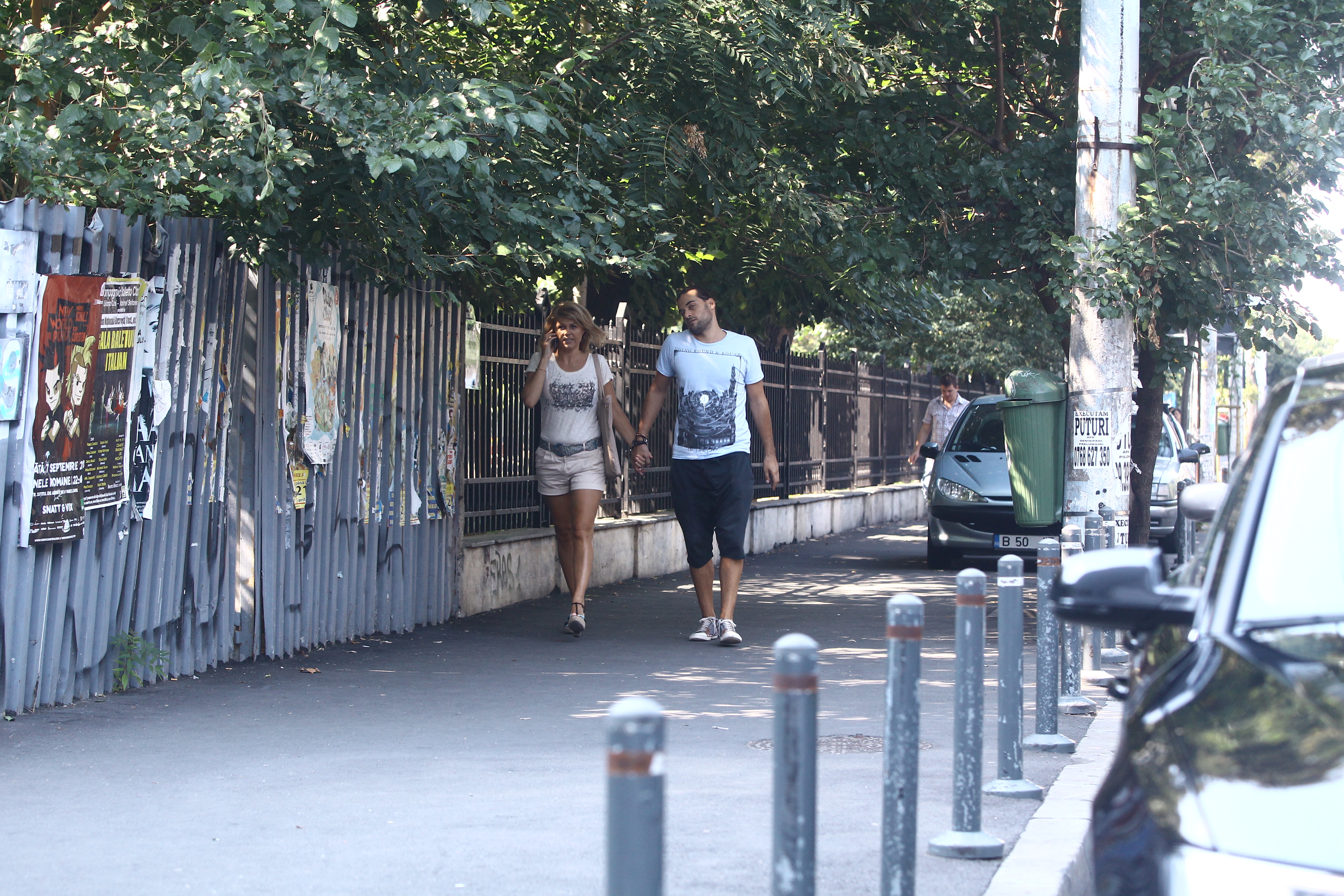 Doru si iubita lui nu incenteaza sa se tina de mana chiar si la o plimbare destul de scurta