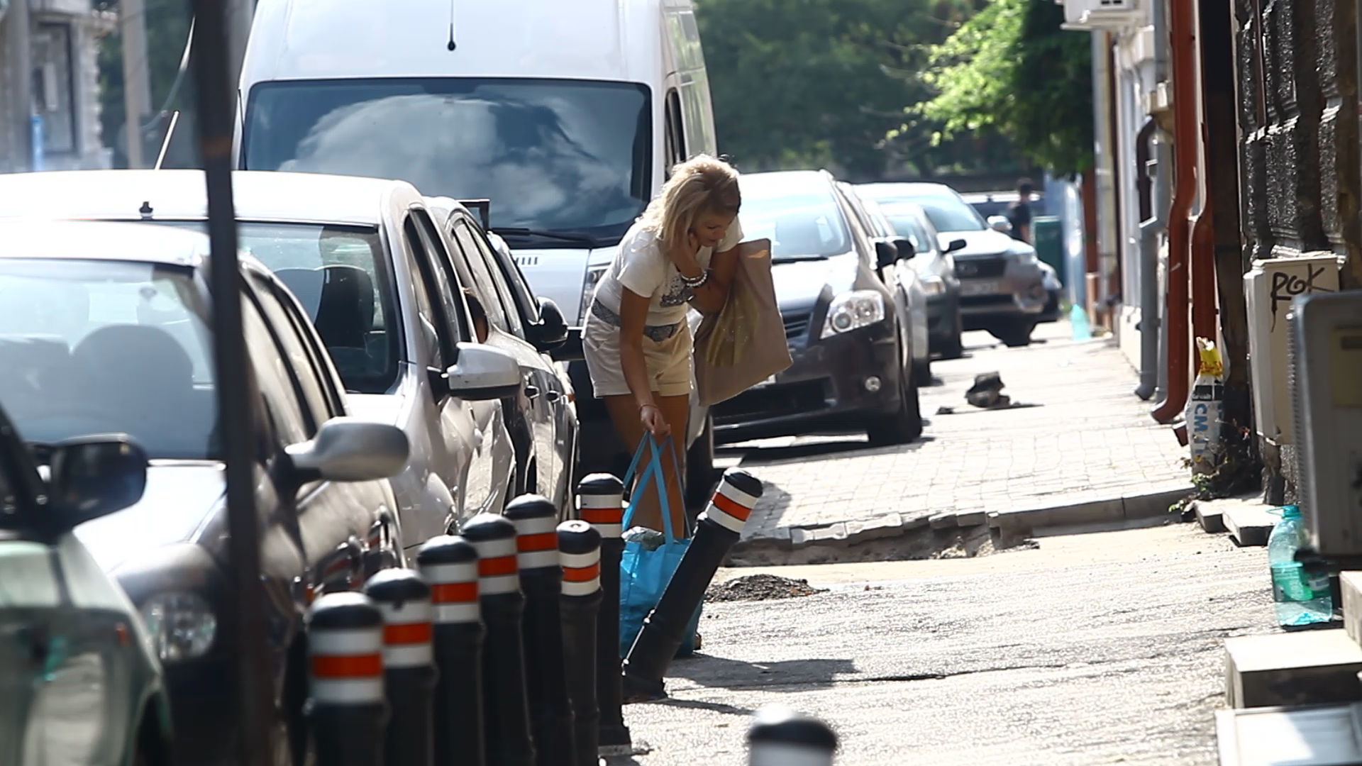 Iubita artistului incearca sa ia una dintre plase, insa fara niciun rezultat