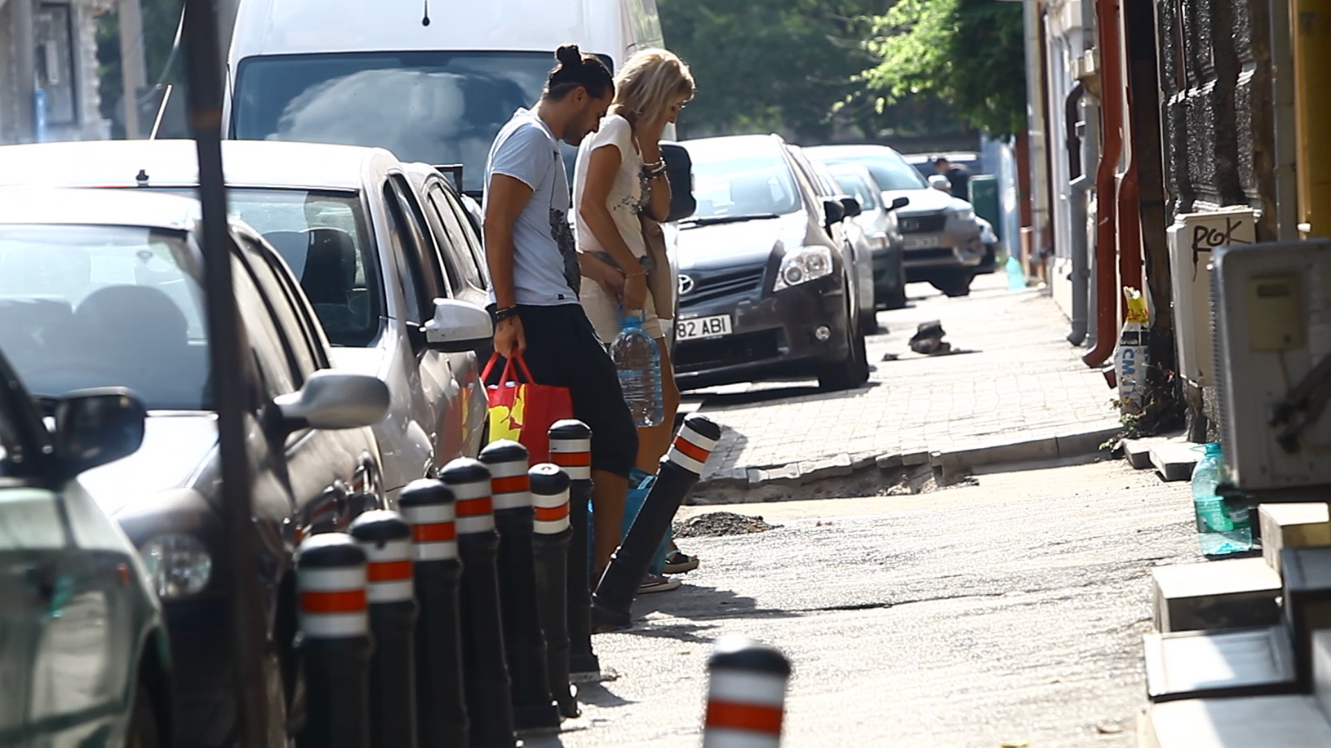 Vazand ca este prea grea pentru iubita lui, Doru ia si plasa acesteia