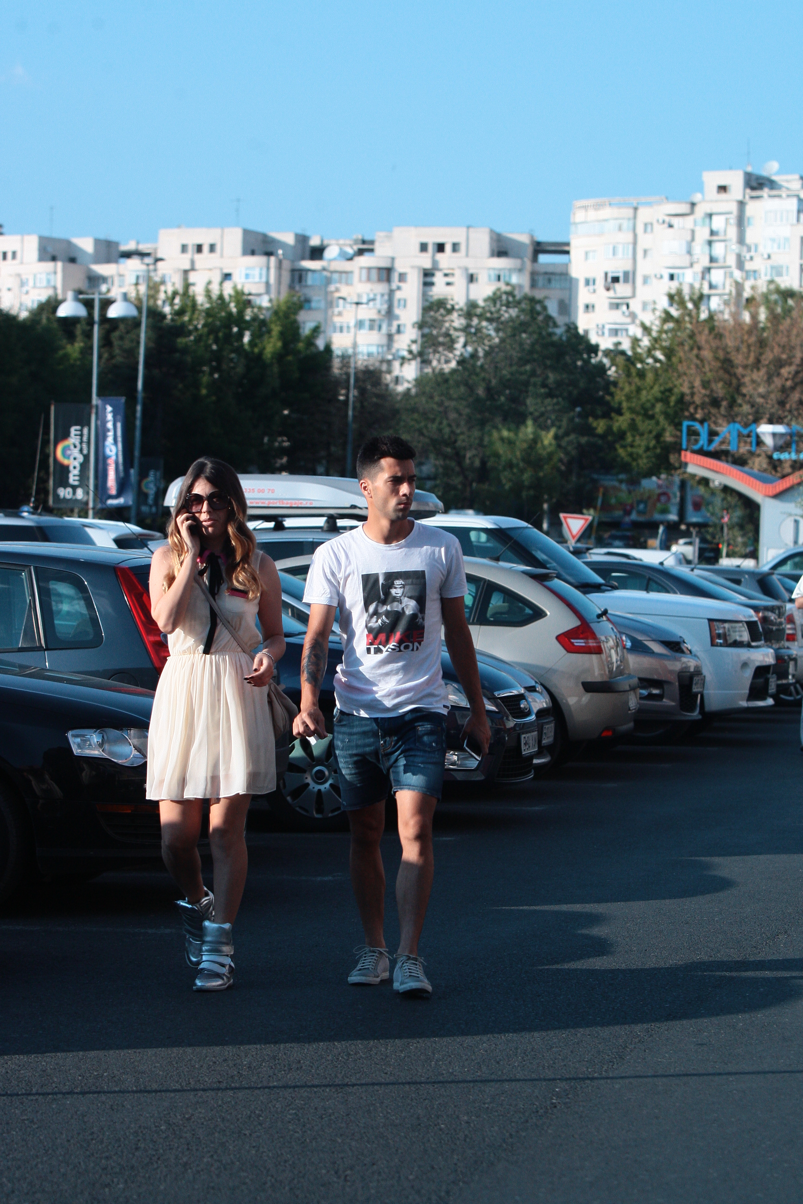 Cei doi soti se indreapta impreuna spre un centru comercial