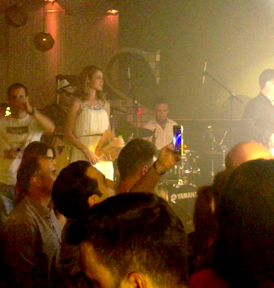 O fana a stat pe scena pana cand artista a incheiat spectacolul