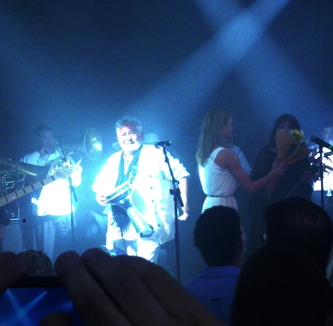 Tanara a vrut sa-i dea Ronei un buchet cu flori si sa se imbratiseze cu ea