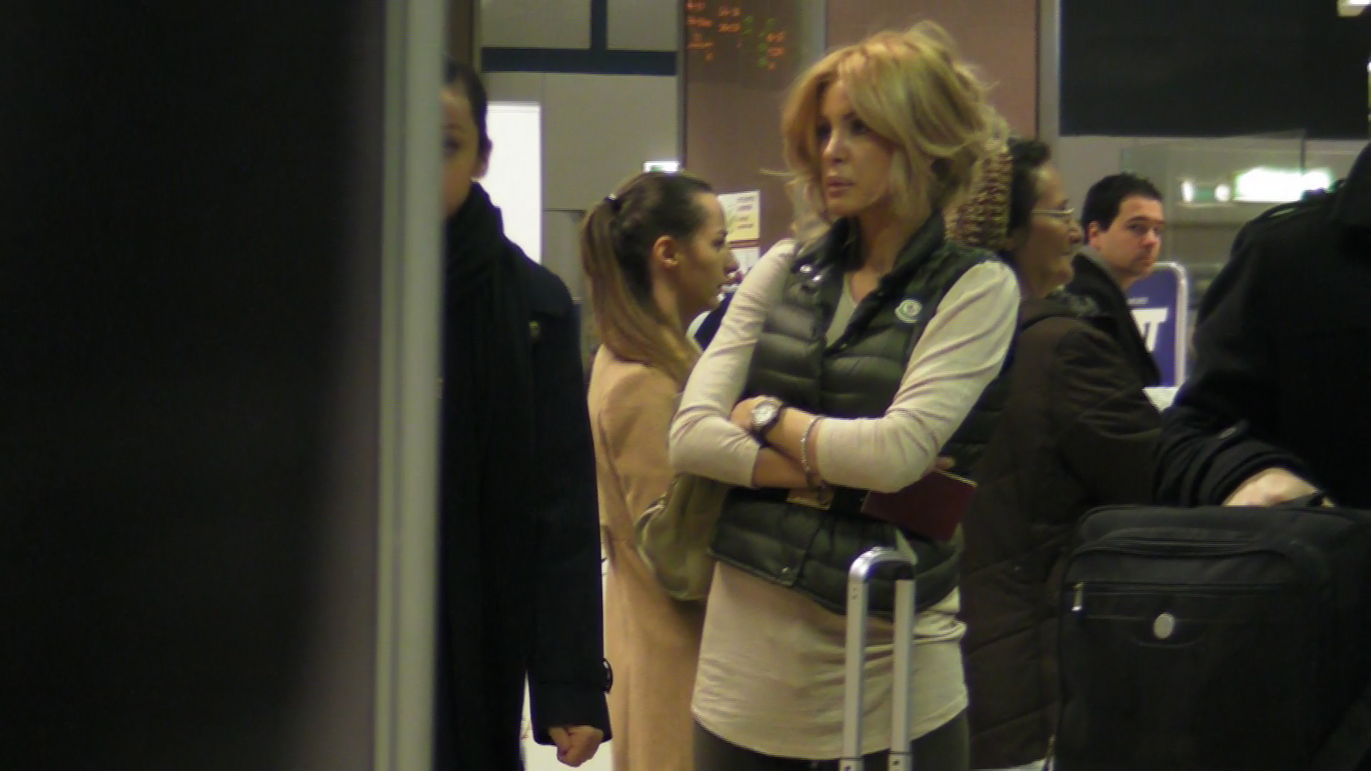 Blonda asteapta nerabdatoare sa plece din tara