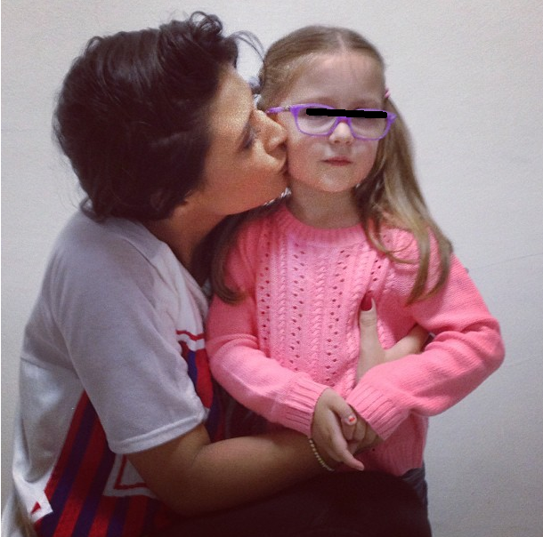 Atunci cand este departe de fiica ei, cantareata se consoleaza cu micutii fani