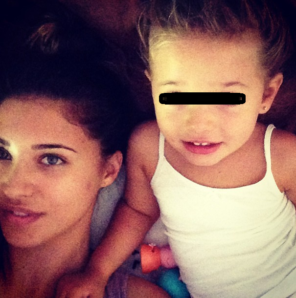 Maya petrece mai mult timp im compania bunicilor decat a mamei