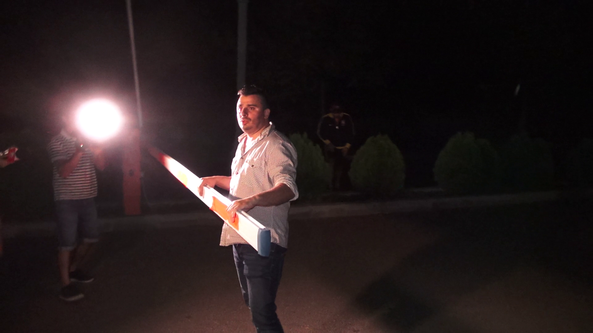 Din cauza barierei, proprietarii caselor nu pot intra in cartier