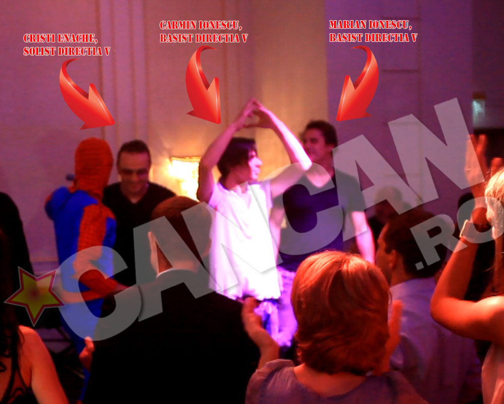 Rockerii de la Directia V au primit vizita lui Spiderman pe scena, in timpul recitalului