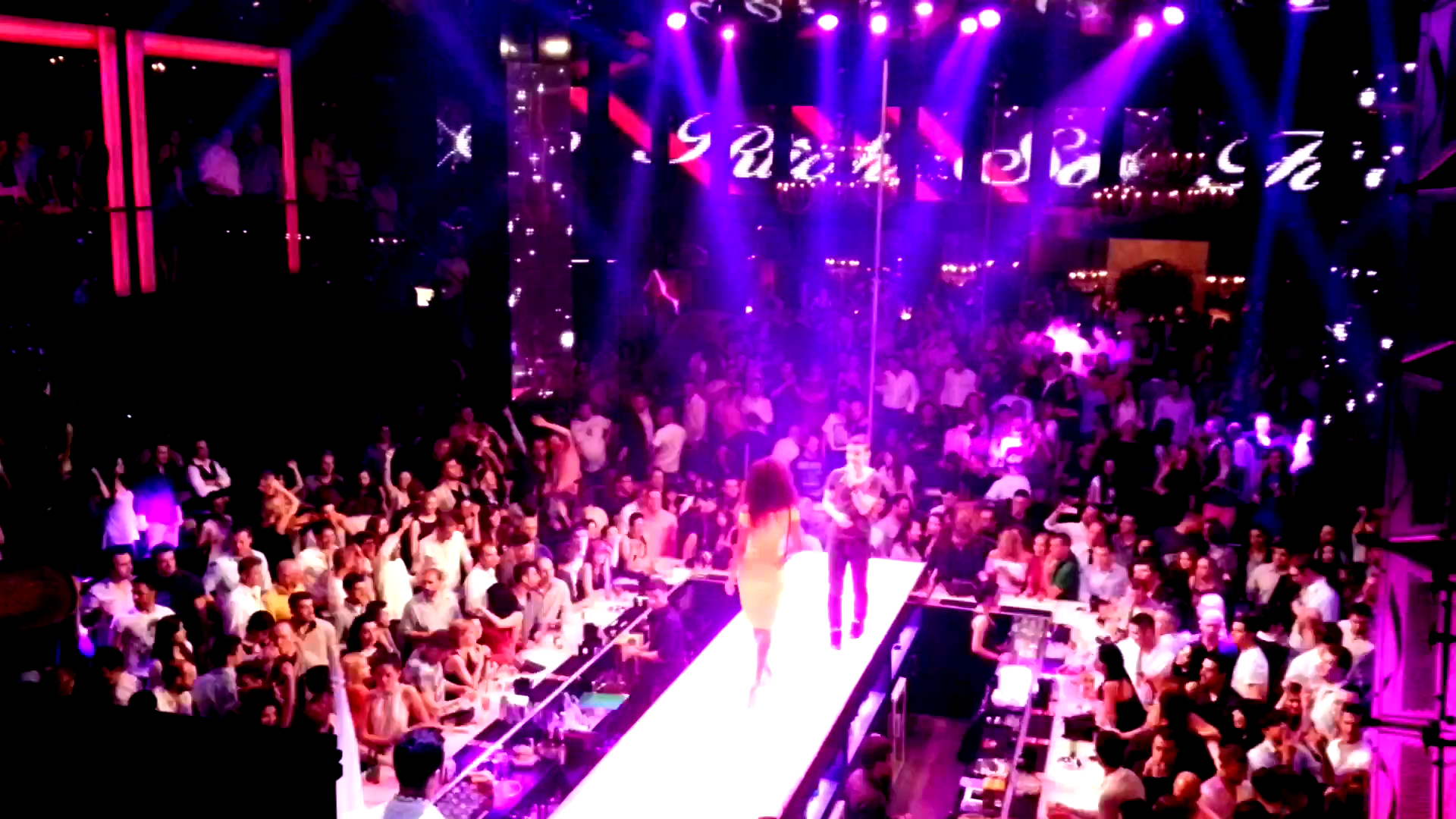 Andrei canta acum prin diferite cluburi