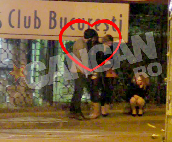 In martie, artistul a sarutat o alta femeie decat sotia lui, in mijlocul strazii, in Bucuresti