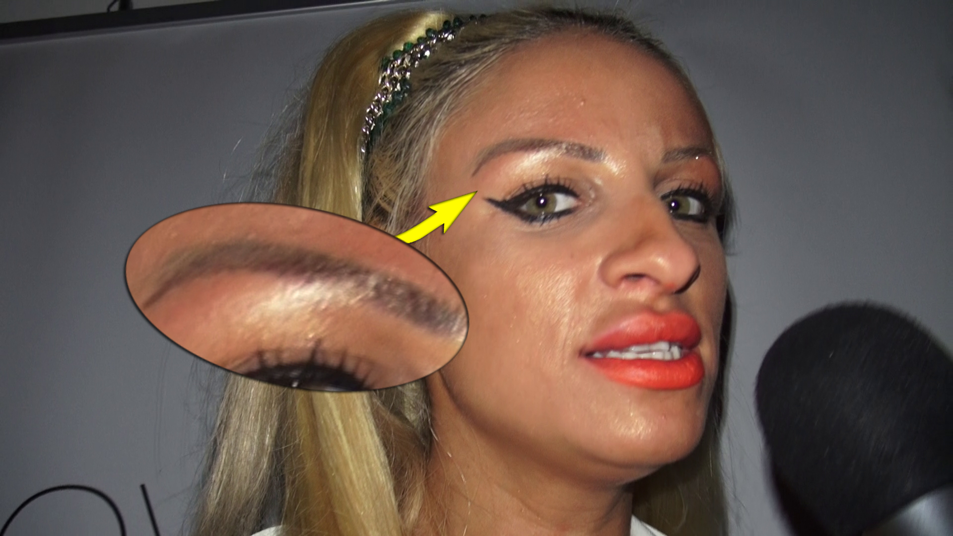 Pentru ca are sprancenele tatuate, iar cele naturale au inceput sa creasca, Sanzi s-a trezit cu doua randuri