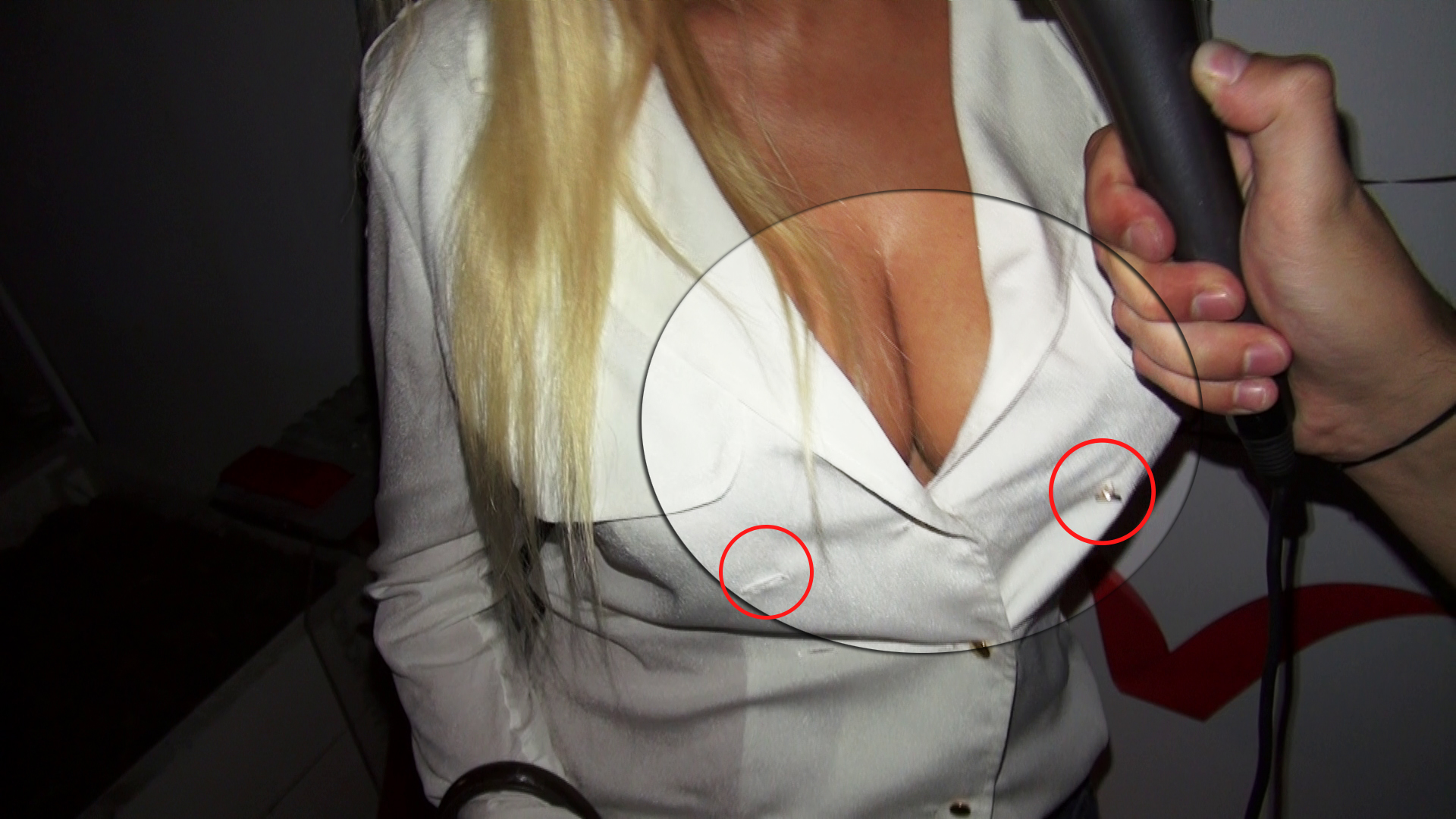 Faptul ca are un bust generos a facut ca Buruiana sa isi inchida nasturi destul de haotic