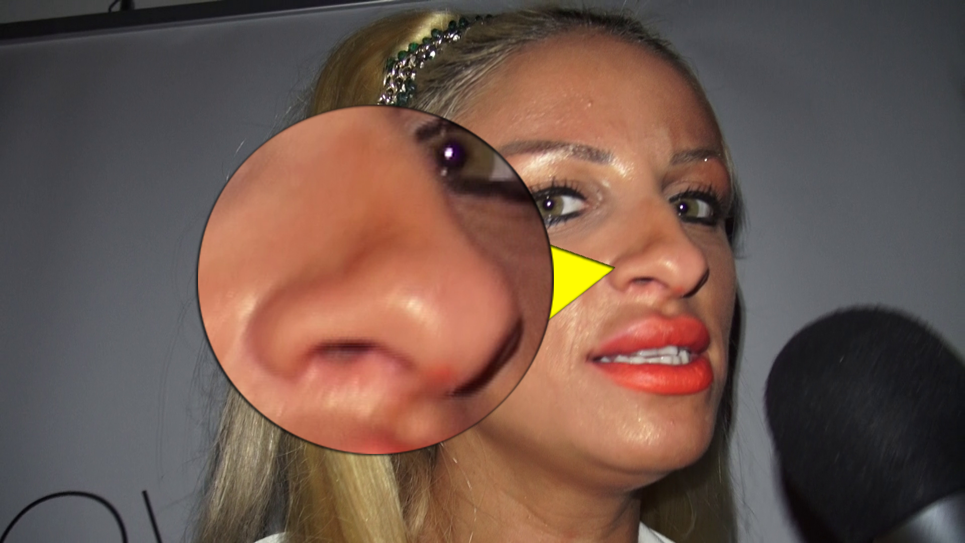 Din cauza faptului ca are buzele prea mari, Sanzi isi mudareste mereu nasul de ruj