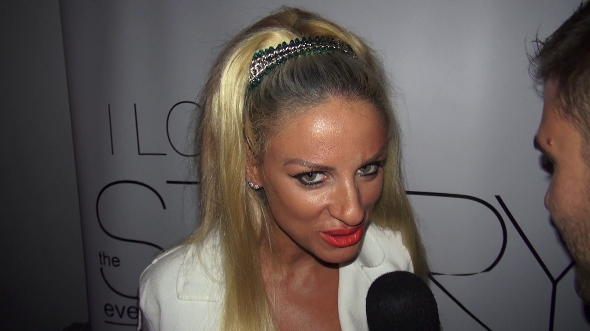 Nici parul modelului nu arata prea bine