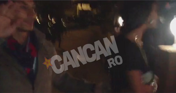 Laurette nu a vrut să fie pozată, motiv pentru care şi-a acoperit faţa cu părul. Tânărul care o însoţea era cel care o proteja pe artistă