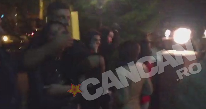 Laurette nu a vrut să fie pozată, motiv pentru care şi-a acoperit faţa cu părul. Tânărul care o însoţea era cel care o proteja pe artistă