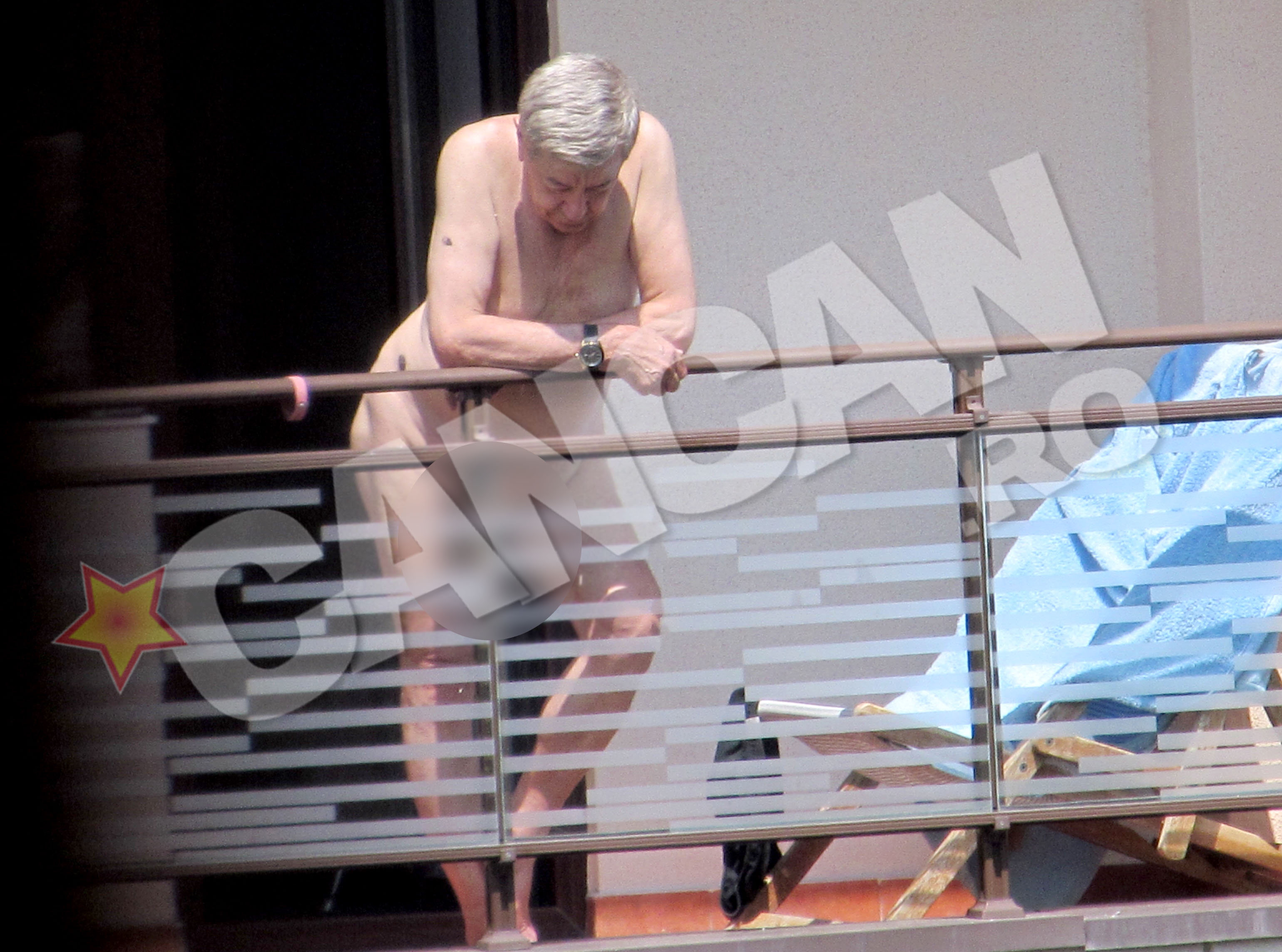 Maestrul Dichiseanu a iesit in balcon pentru o tigara, oferind un show de zile mari admiratorilor lui