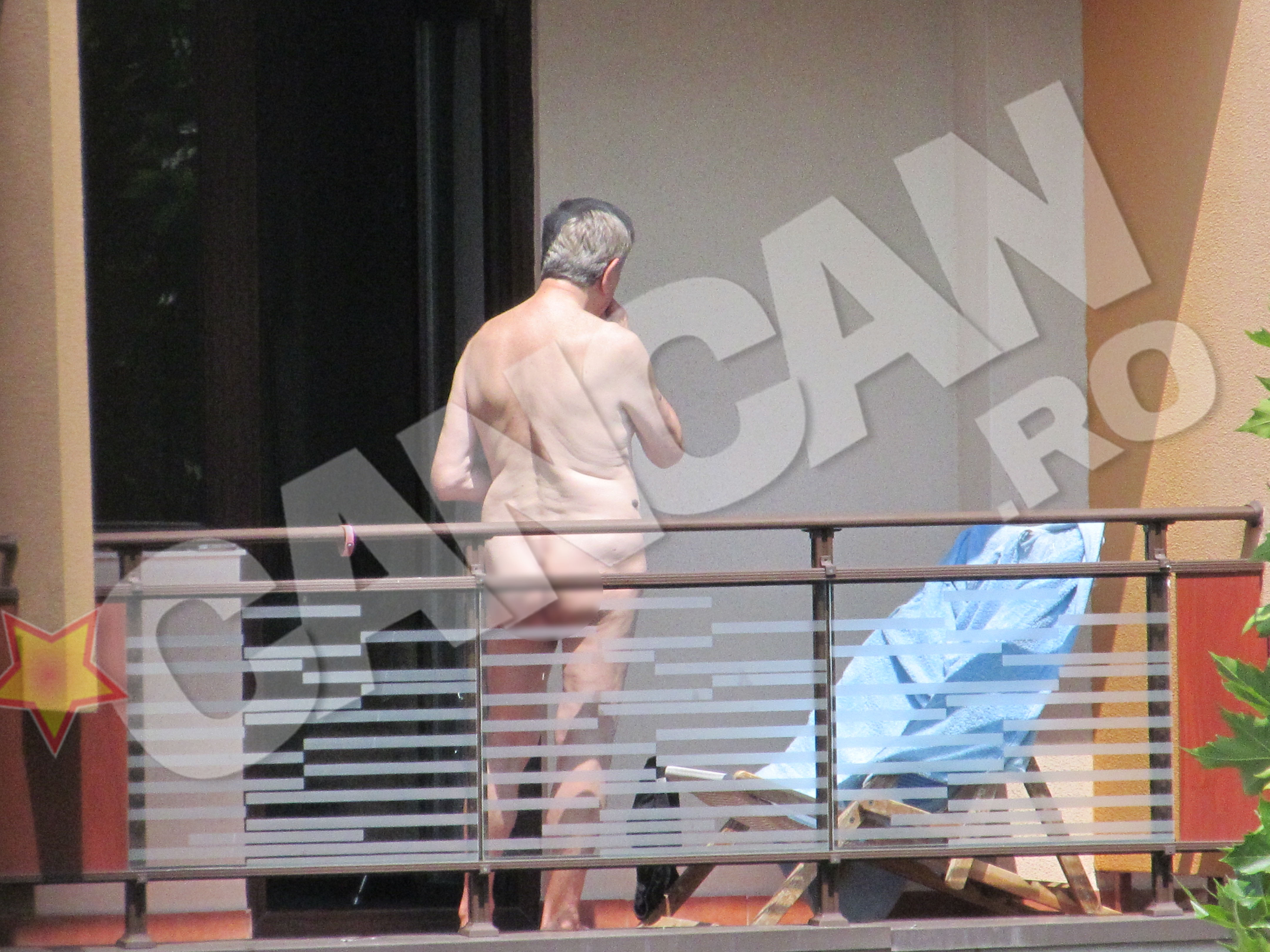 Dupa ce a defilat cu fata pentru publicul sau... a intors si spatele