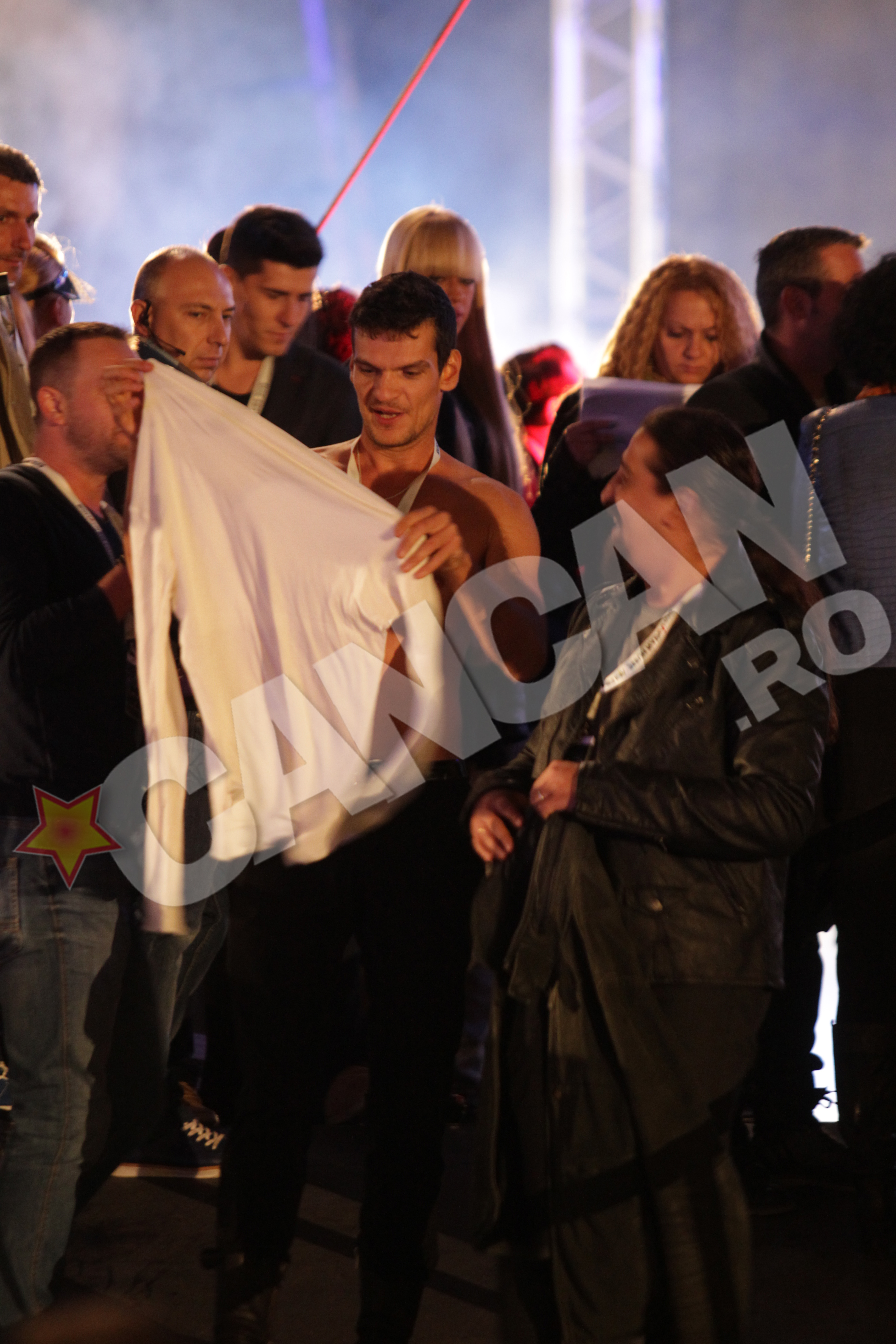 Imediat ce a coborat de pe scena s-a imbracat ca sa nu raceasca