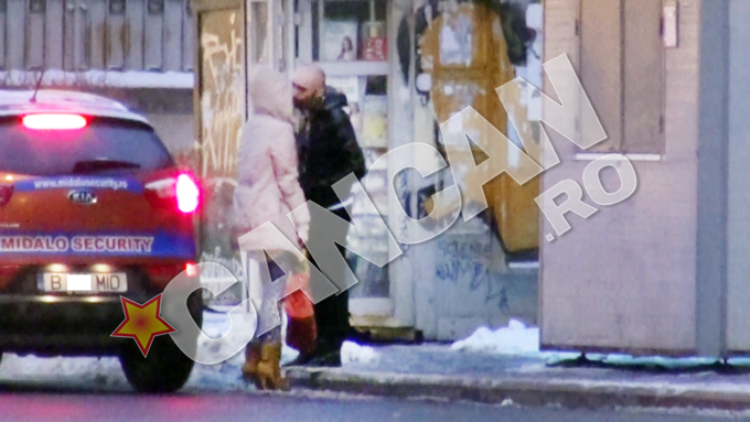 Cabron a fost surprins sarutandu-se patimas cu o alta femeie