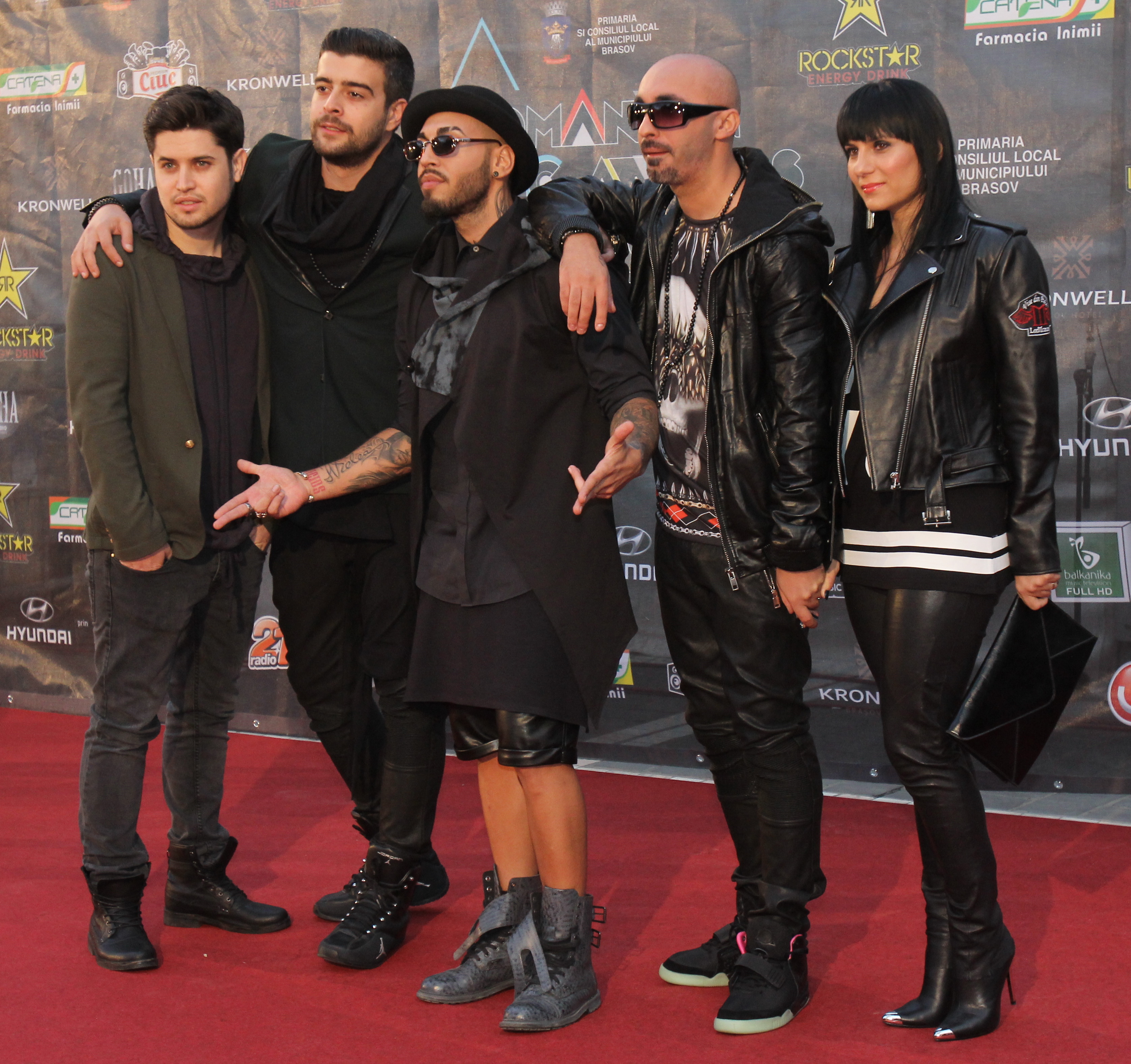 Cabron si-a tinut sotia de mana si la pozele de grup