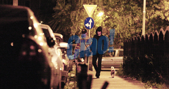 Revista Ciao! i-a fotografiat pe Lavinia si Banica plimband cainele, de mana, in toiul noptii