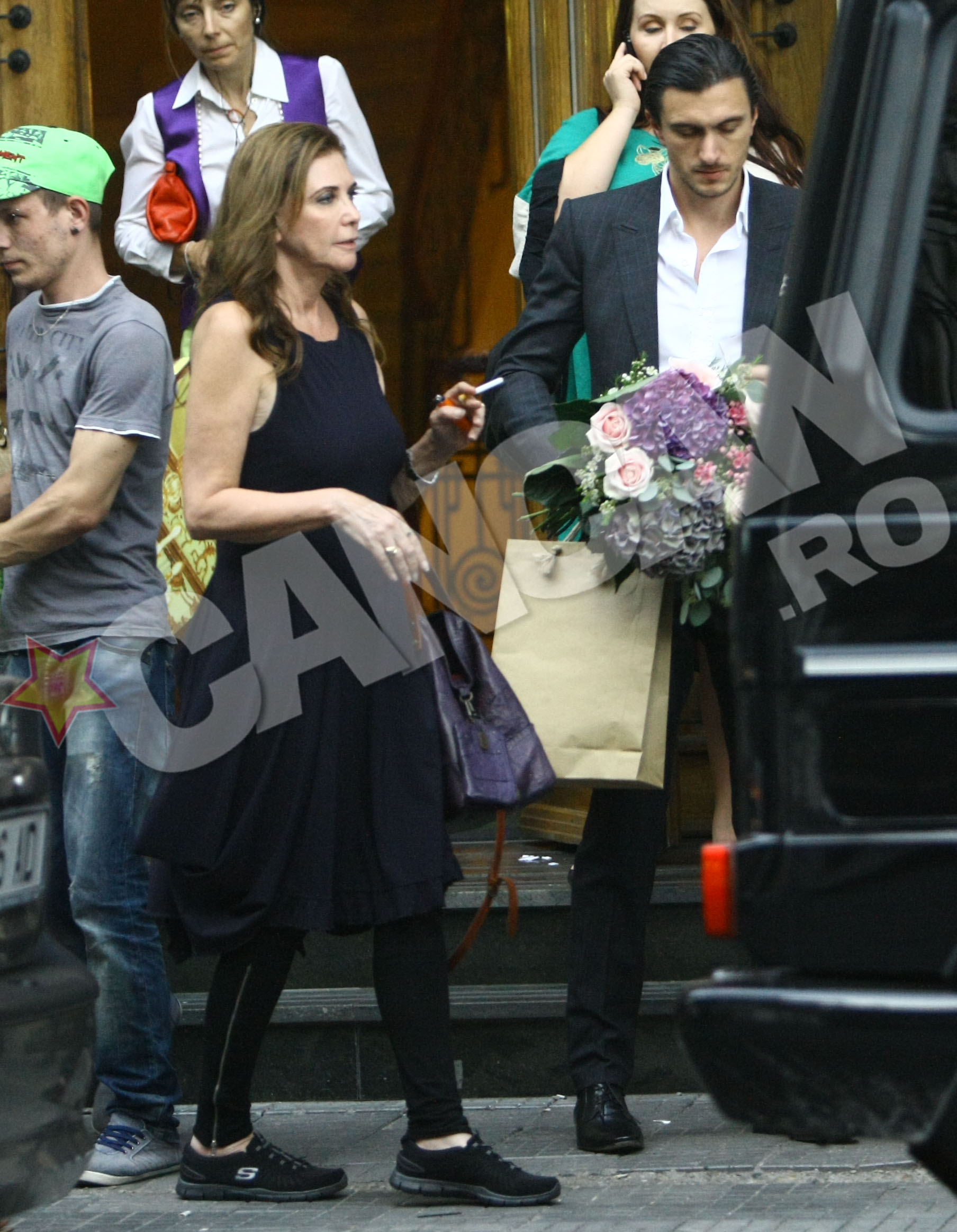 Dragos Savulescu, si el cursant, a jucat rolul gentlemanului, ajutand-o pe Ivana cu bagajele intr-una dintre pauze