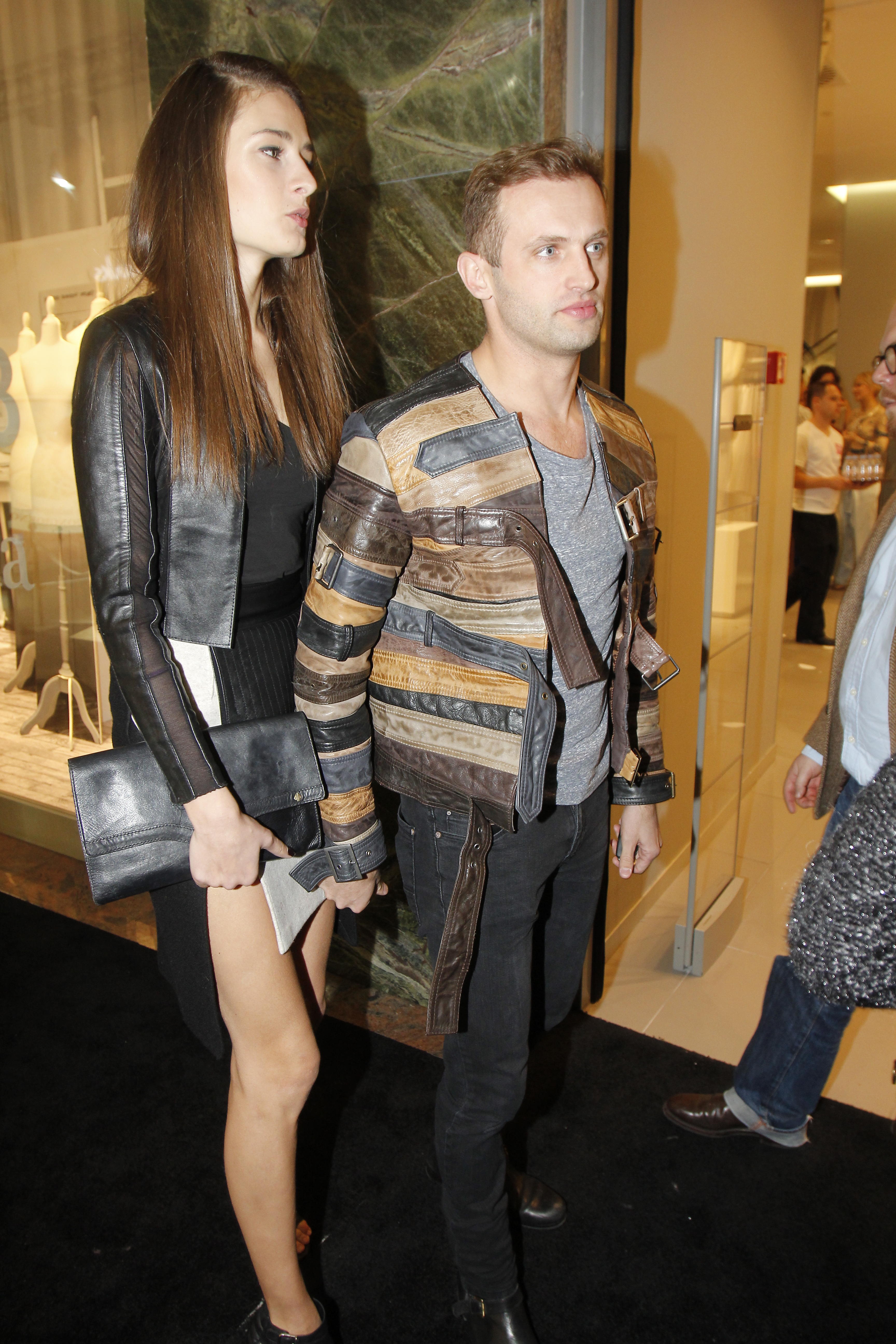 Desi masoara 1,84 metri, Sorin de la Akcent pare foarte scund pe langa iubita lui