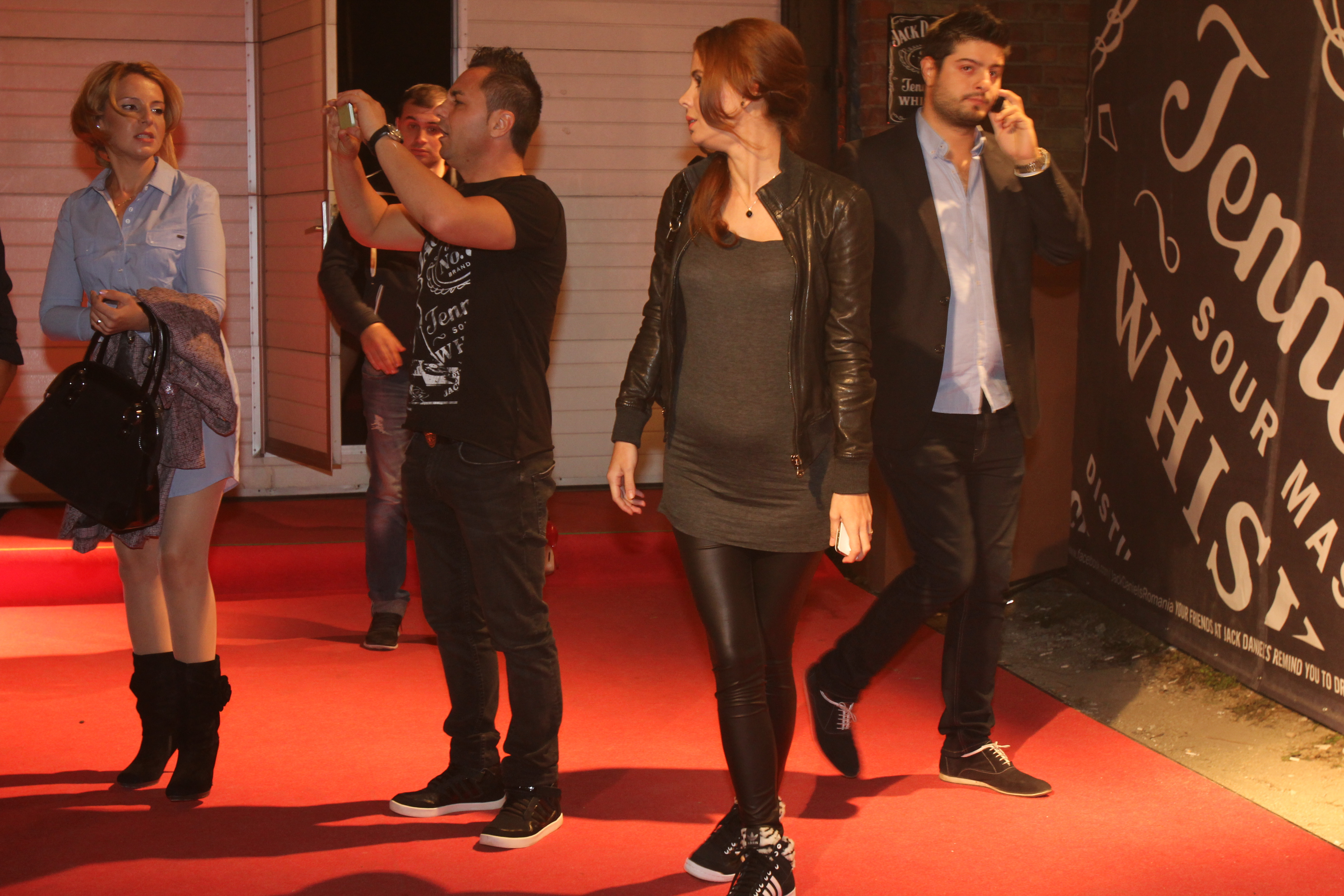 Desi este insarcinata in sase luni, sotia lui Florentin Petre arata senzational