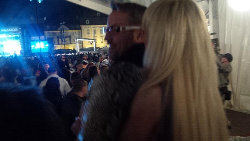 Cantareata se imbratisa cu Botezatu pentru a nu ingheta de frig