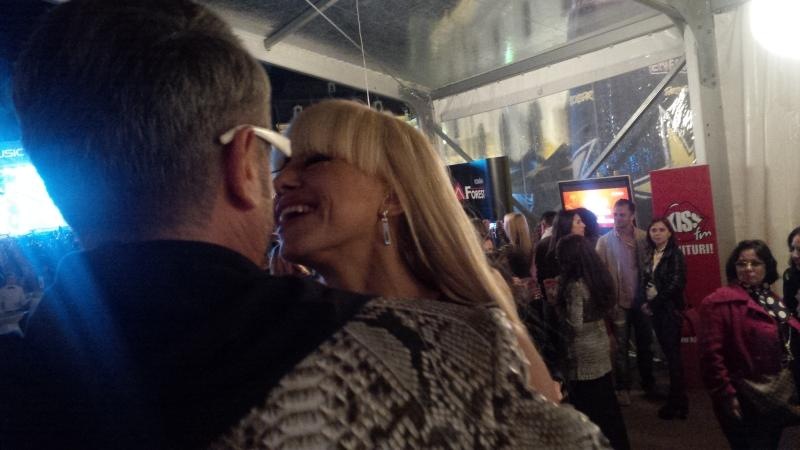 Cei doi se sorb din priviri