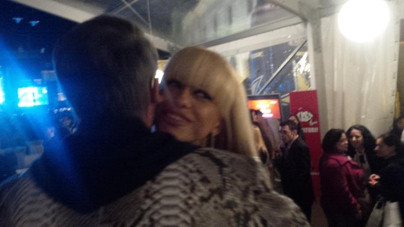 Bote o ia in brate incercand sa o fereasca de frig