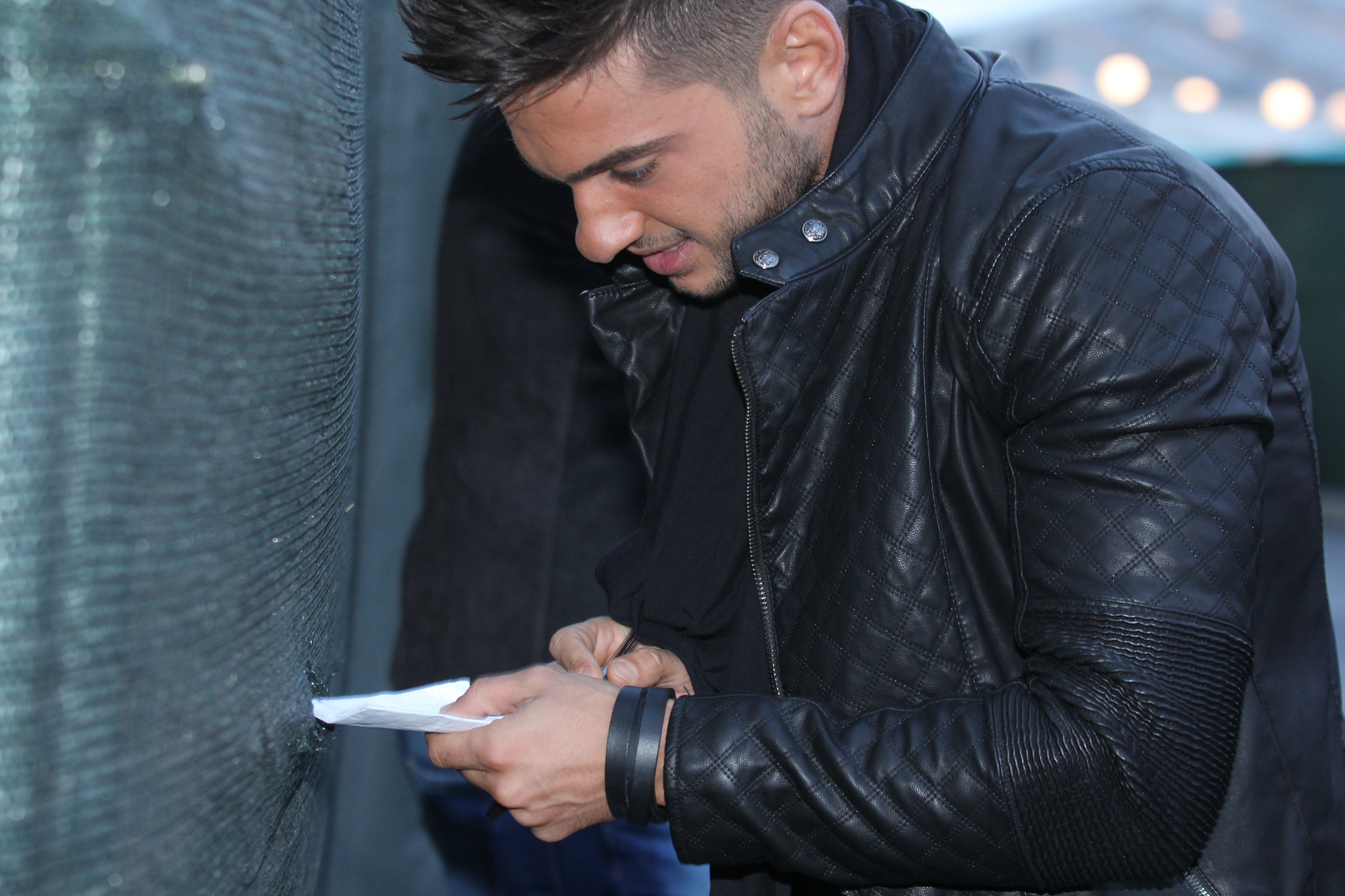 Canteretul da autografe fanilor