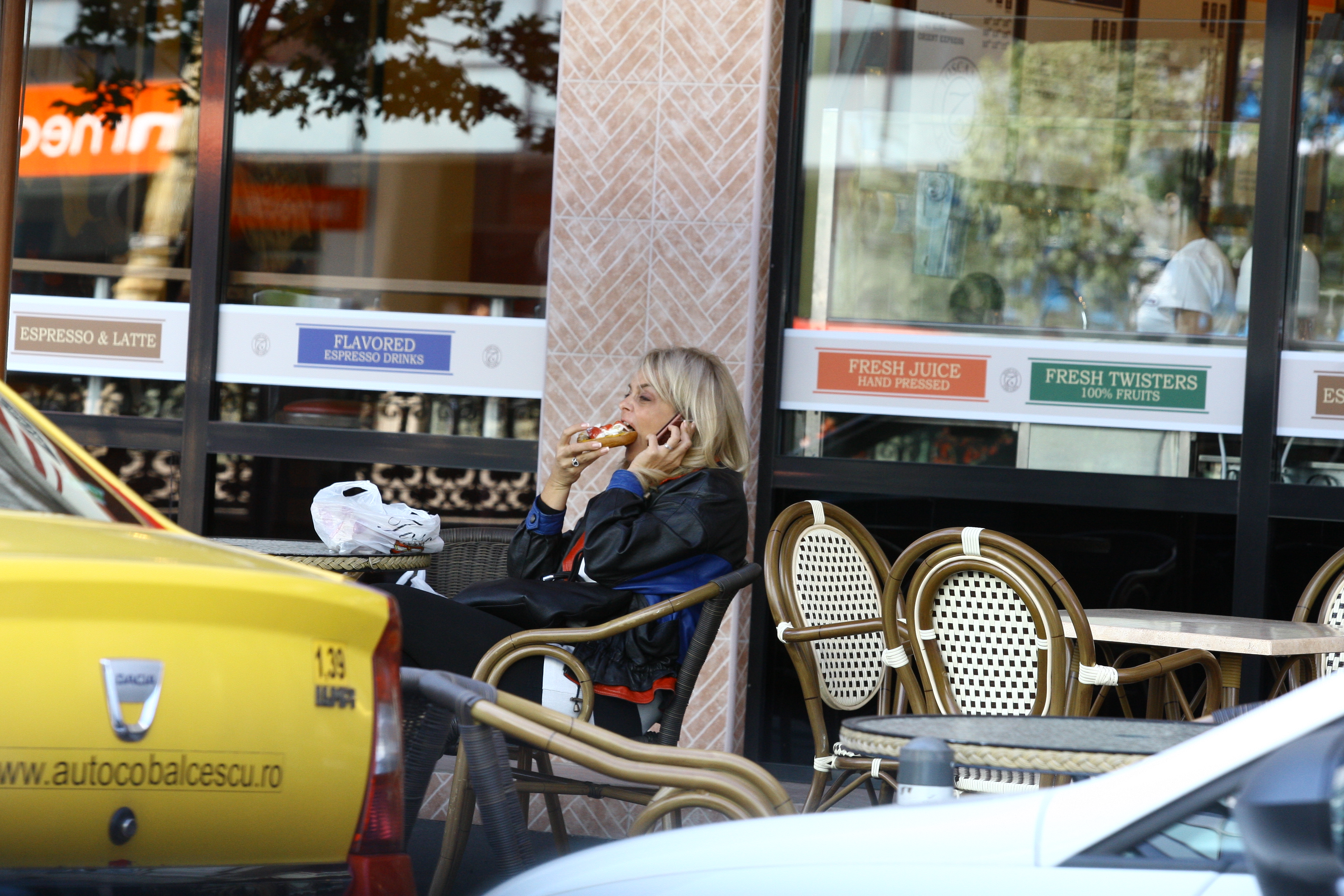 Dupa ce a cumparat prajituri, Iuliana a savurat doua sandvisuri la terasa