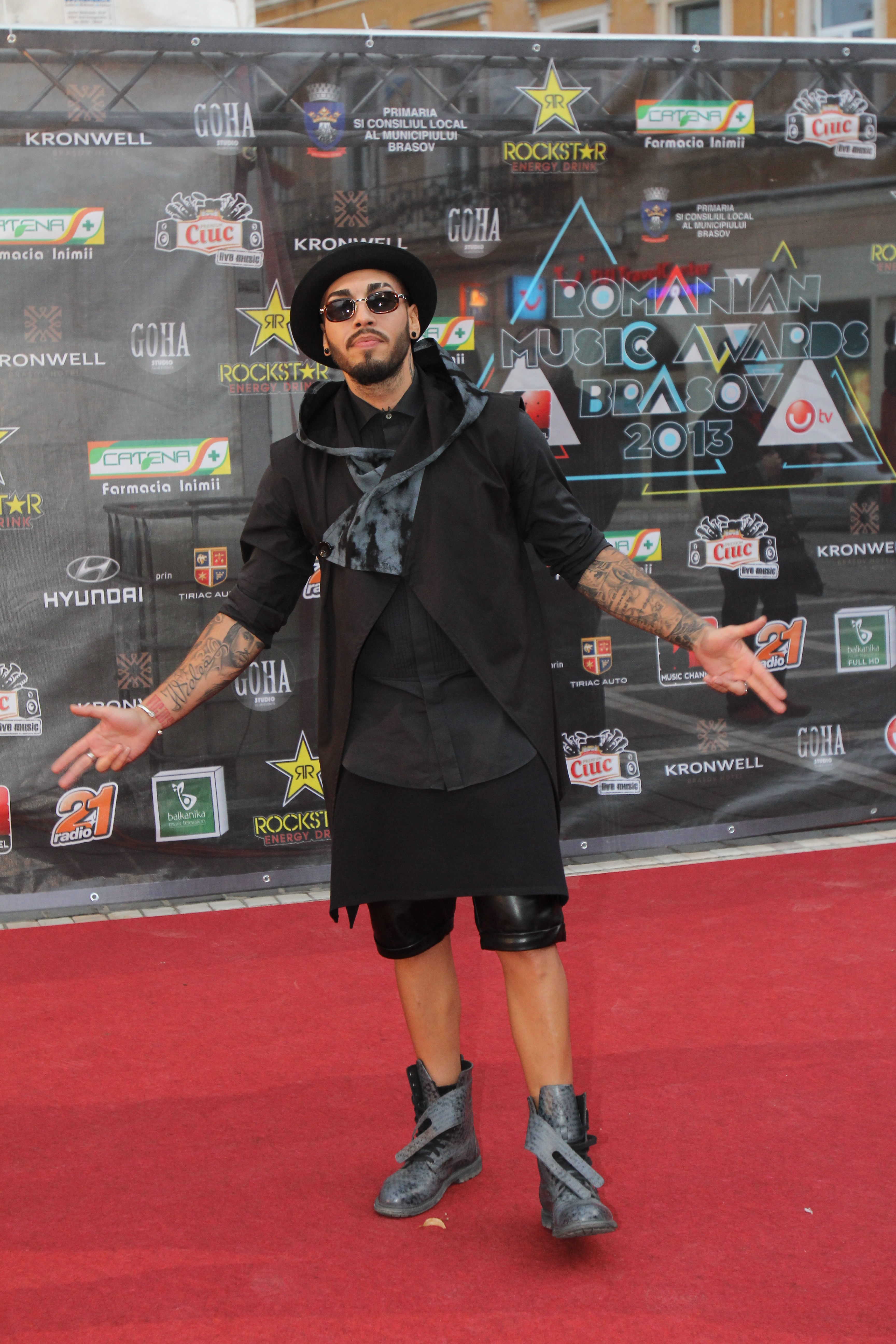 In timp ce Alex Velea a fost invitat la toate Galele de decernare a premiilor muzicale, Antonia a lipsit cu desavarsire