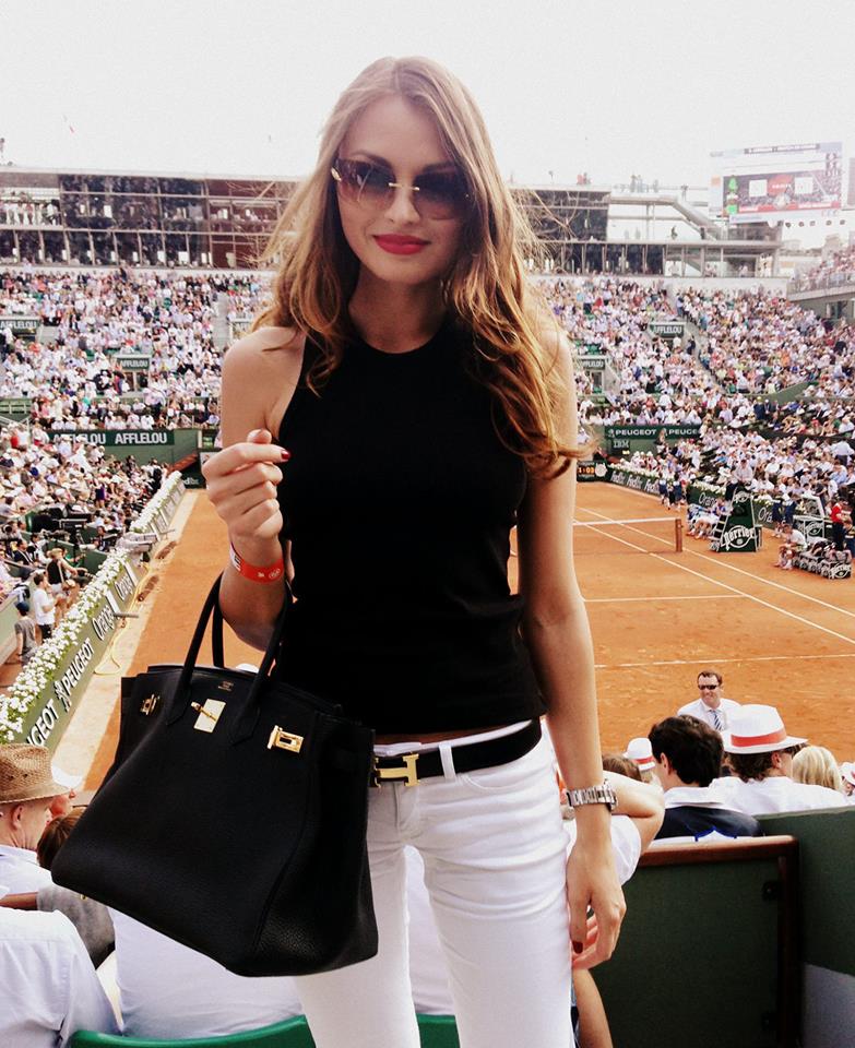 Alina Nine este pasionata de tenis