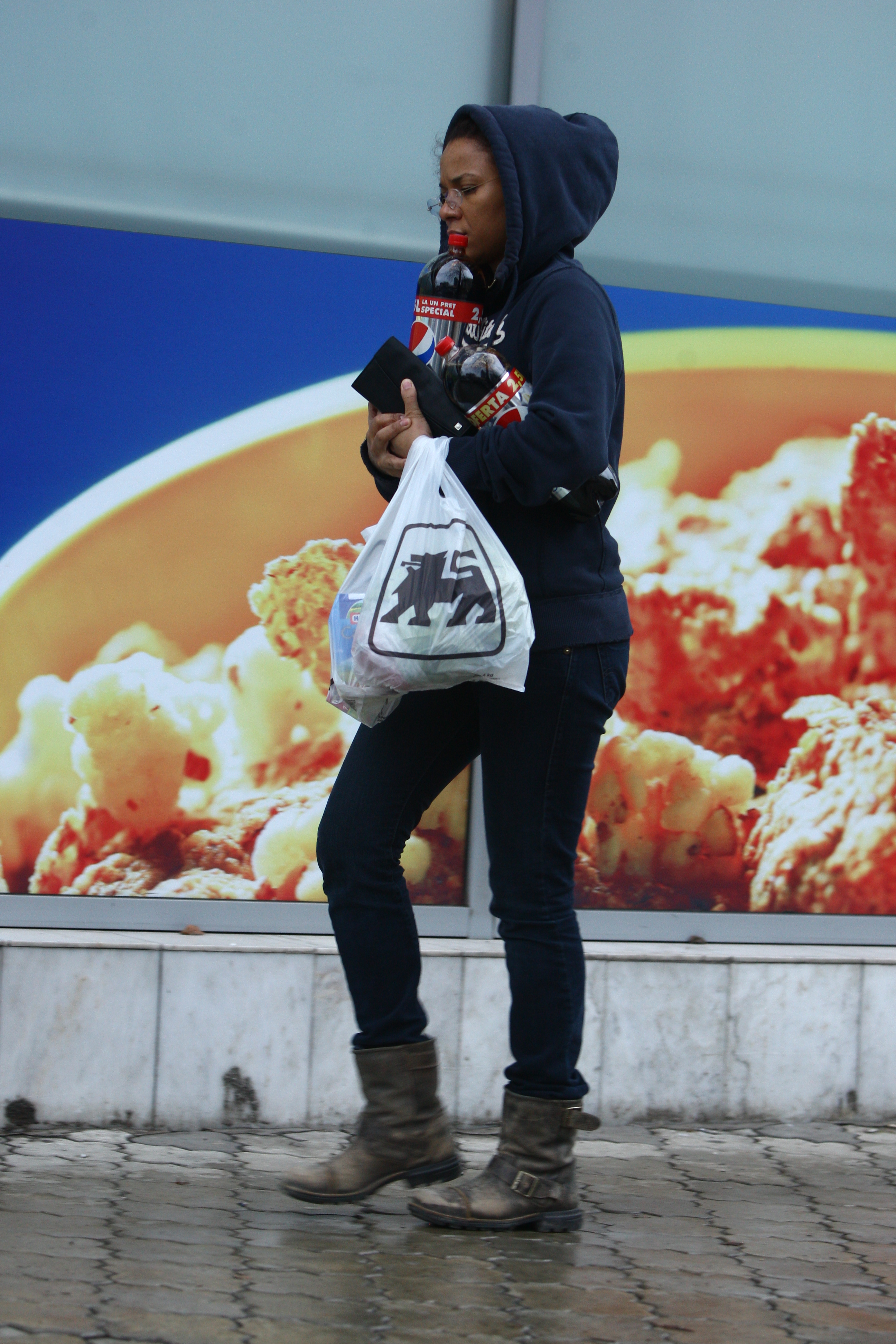 Mulatra iese din supermarket incarcata cu lapte si dulciuri pentru baietelul sau