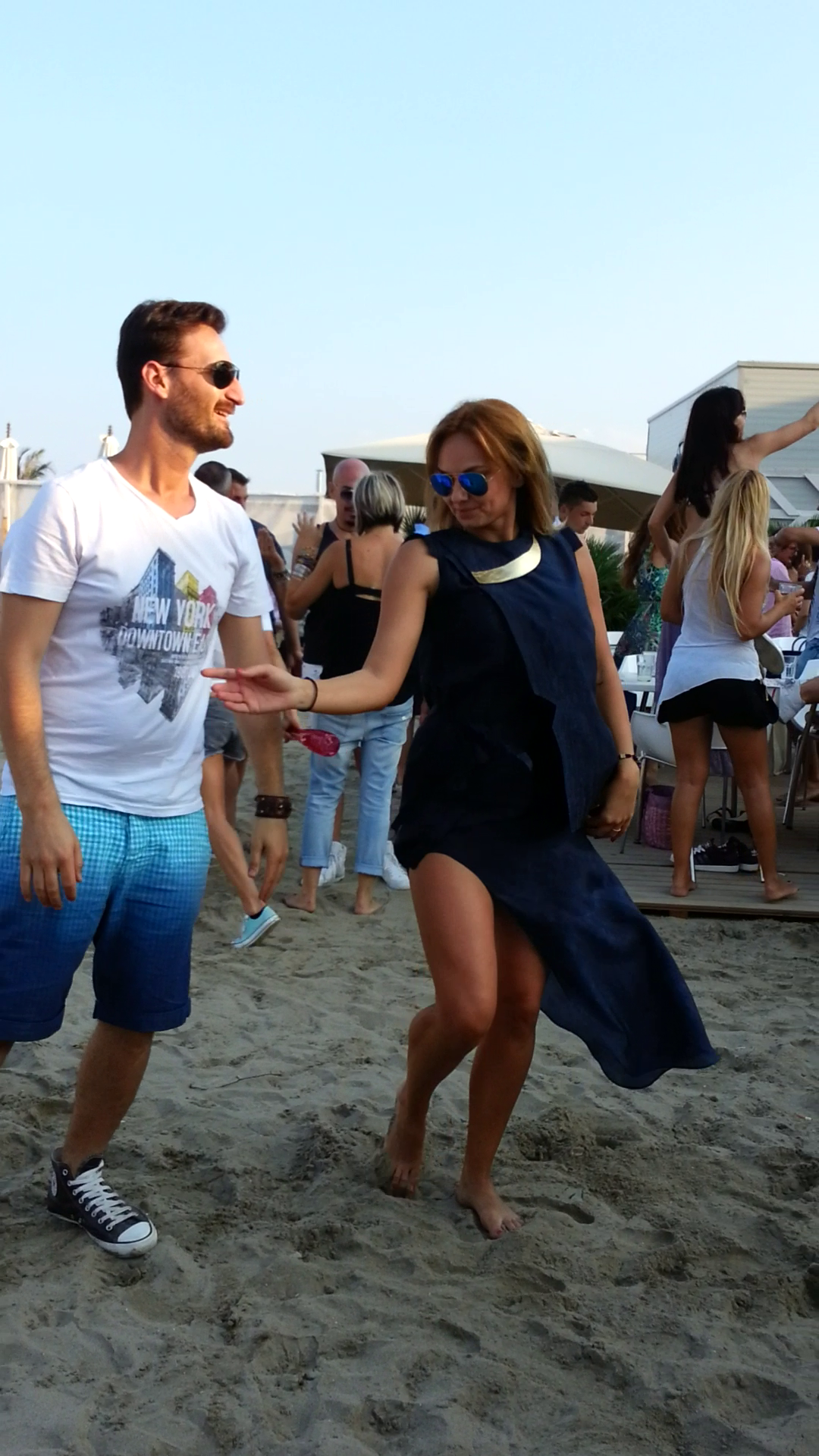 Roxana s-a rupt in figuri la o petrecere pe plaja, reusind alsfel sa il intimedeze pe barbatul cu care dansa