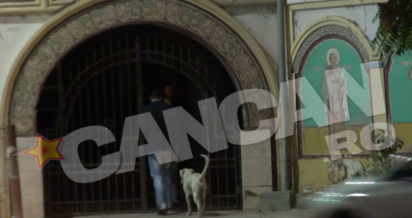 Cei doi au intrat pe poarta bisericii, urmati indeaproape de un caine alb