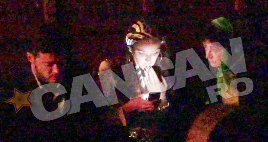 In intunericul din biserica, doar lumina telefonul a aratat-o pe Bianca, iar parul acesteia era acoperit cu o esarfa