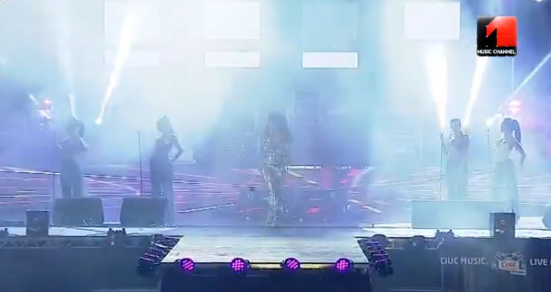 Dansatoarele romancei au fost imbracate la fel ca si cele ale americancei