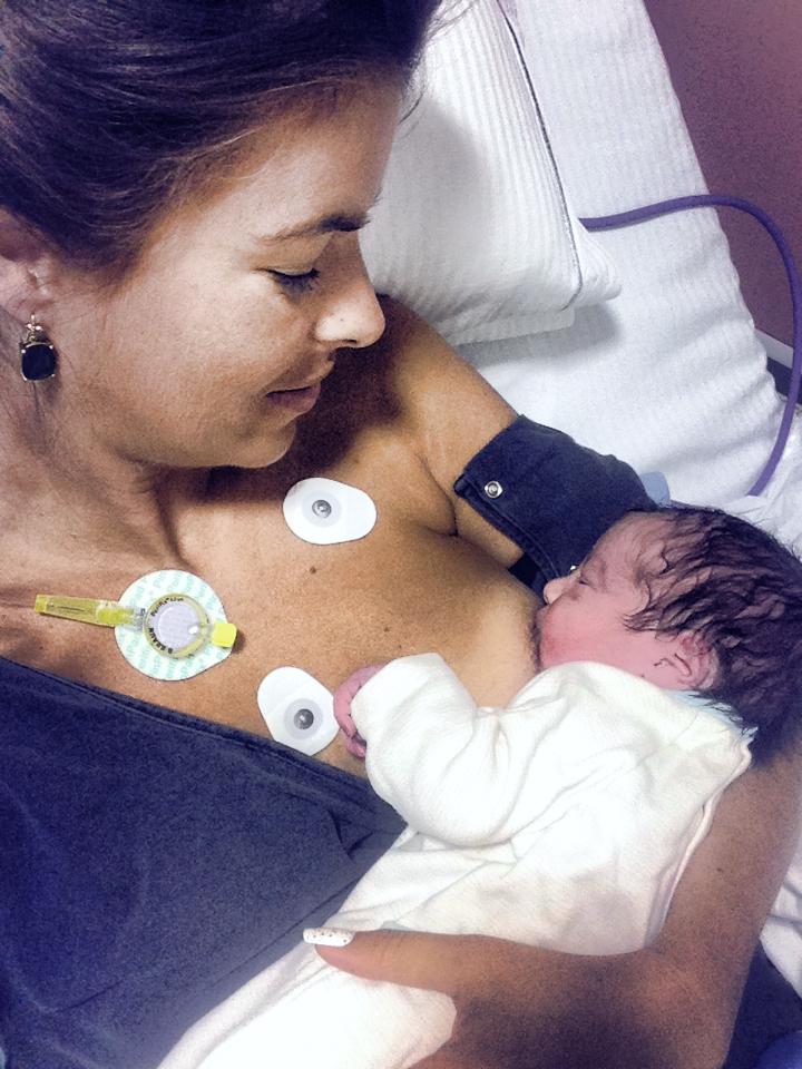 Ramona s-a fotografiat alaptandu-si bebelusul pe 4 septembrie, cand a nascut